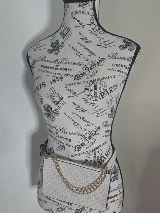 Michael Kors Handbags - Michael Kors Cream MK W/ Gold Hardware & Gold Chain Belt Bag (NWOT)(S)✨️🤍✨️